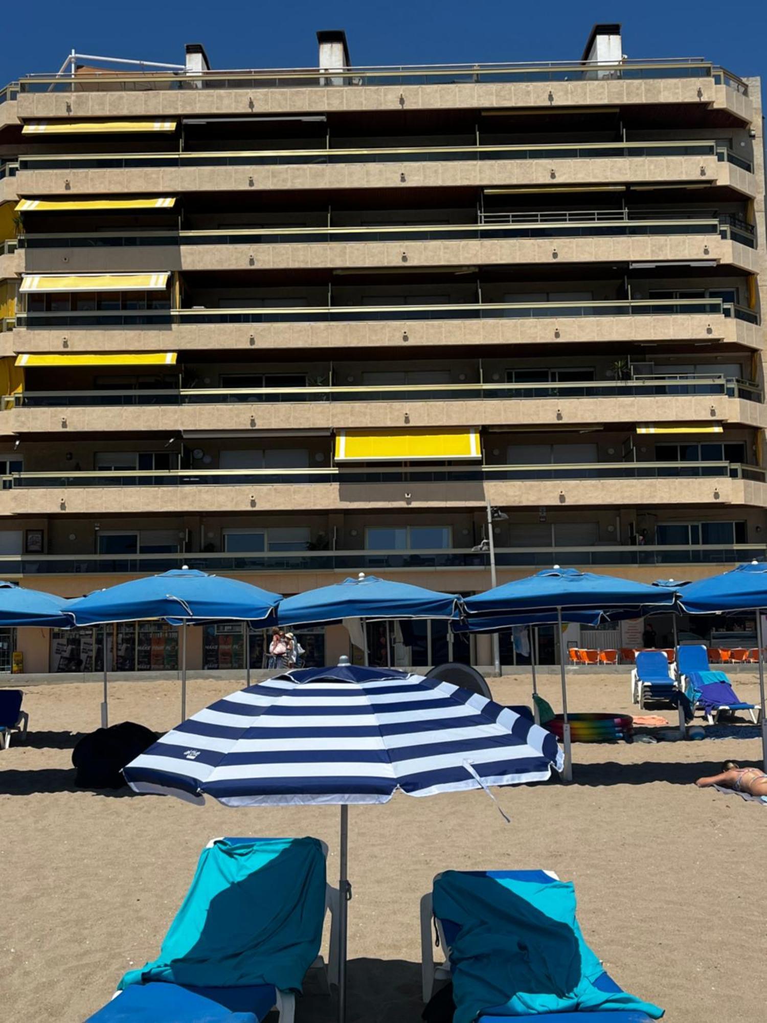 Acogedor Y Amplio Apartamento Familiar A Pie De Playa Calafell Bagian luar foto